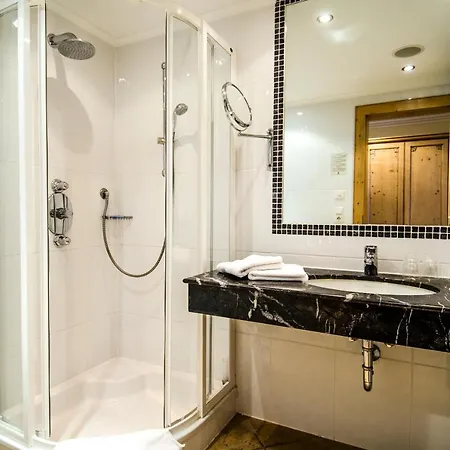 לינה וארוחת בוקר Almhof 3*